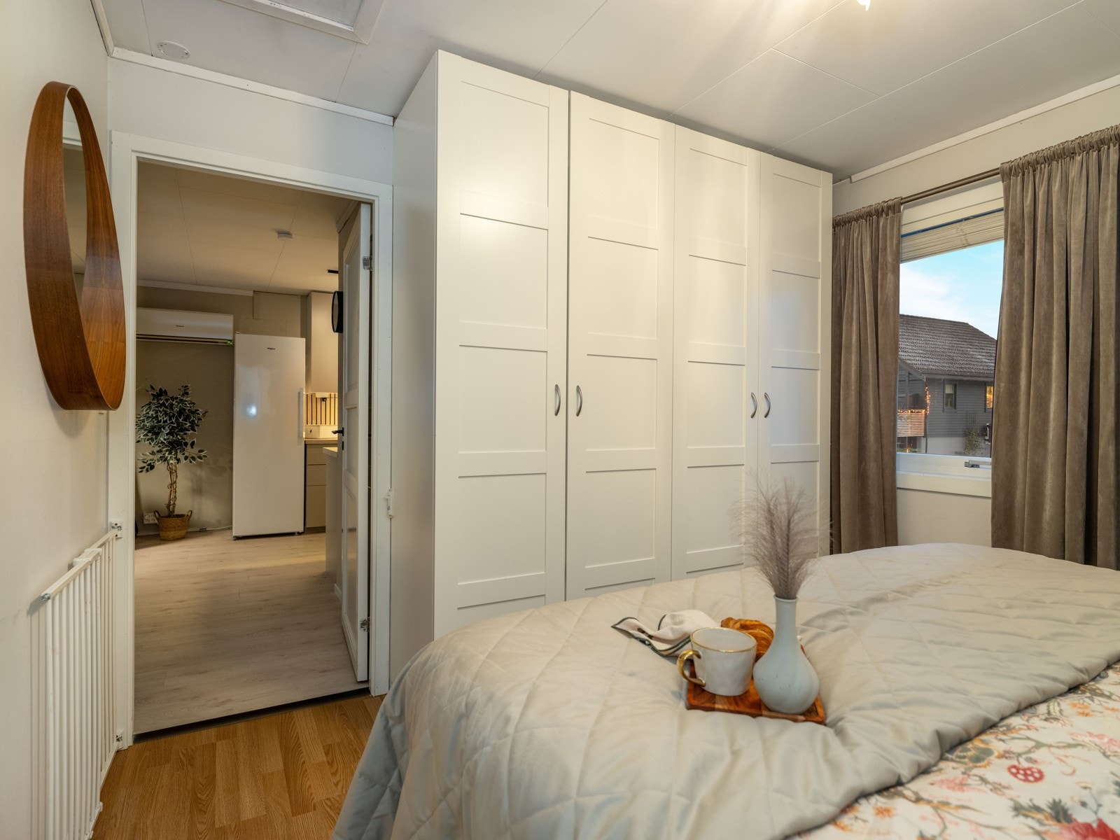 Rommet kan enkelt innredes med dobbeltseng og stor garderobe. Galleribilde