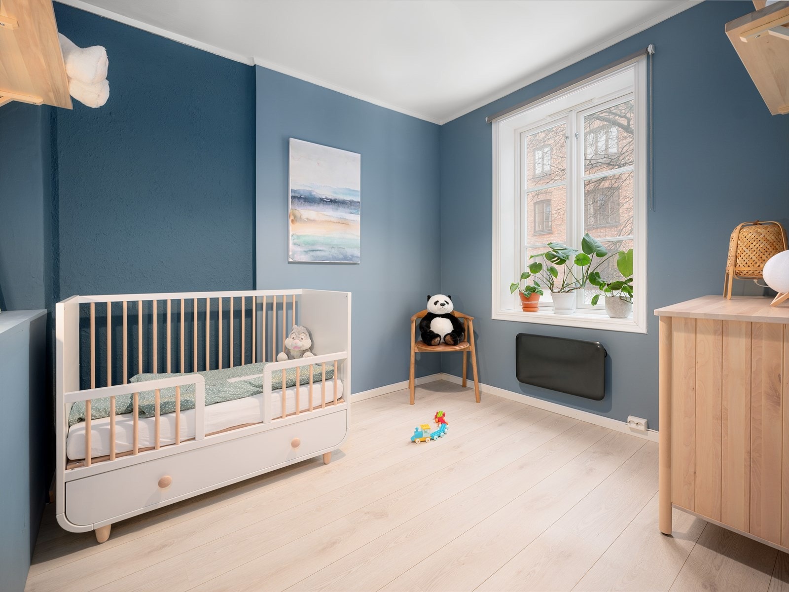 Koselig barnerom eller kontor. Rommet er i fin størrelse og kan benyttes til det som passer din situasjon best. Galleribilde