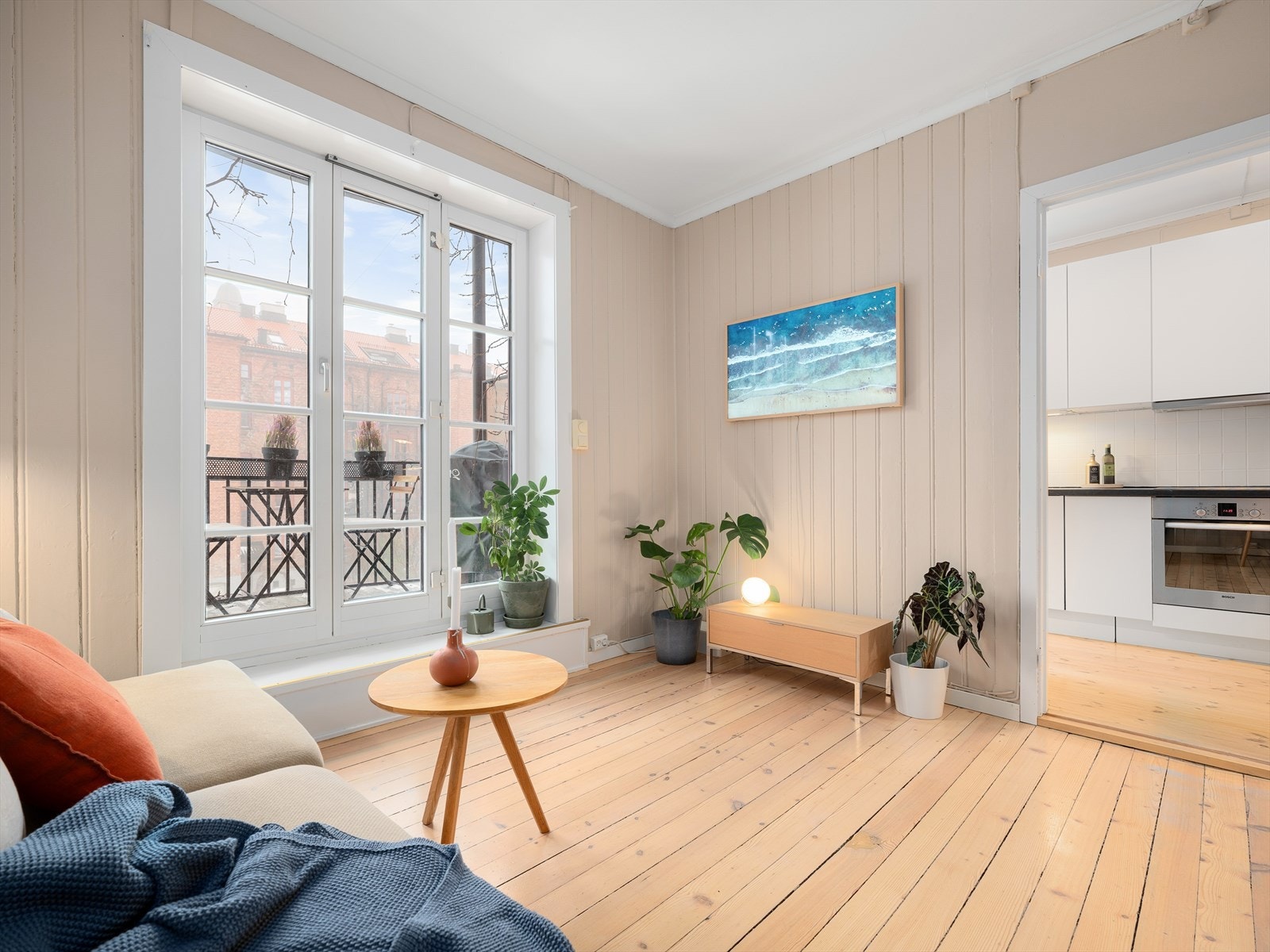 Store vinduer gir godt med naturlig lys. Galleribilde