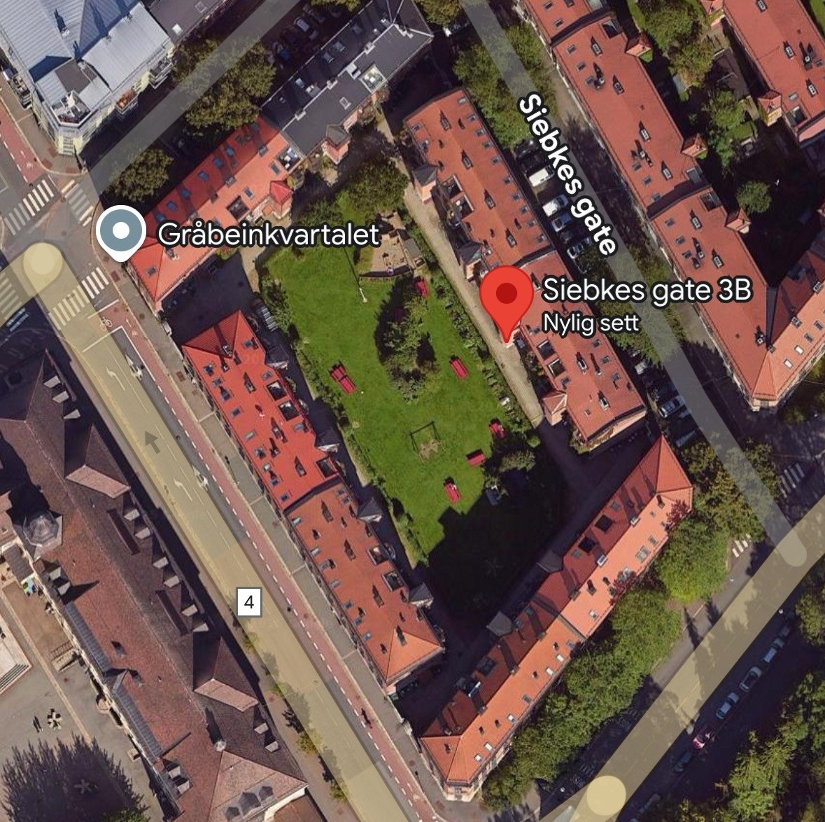 Plassering av boligen er feil i Finn annonsen. A og B oppgangen er feil plassert, men pilen viser riktig plassering av oppgang B som leiligheten befinner seg i. Galleribilde