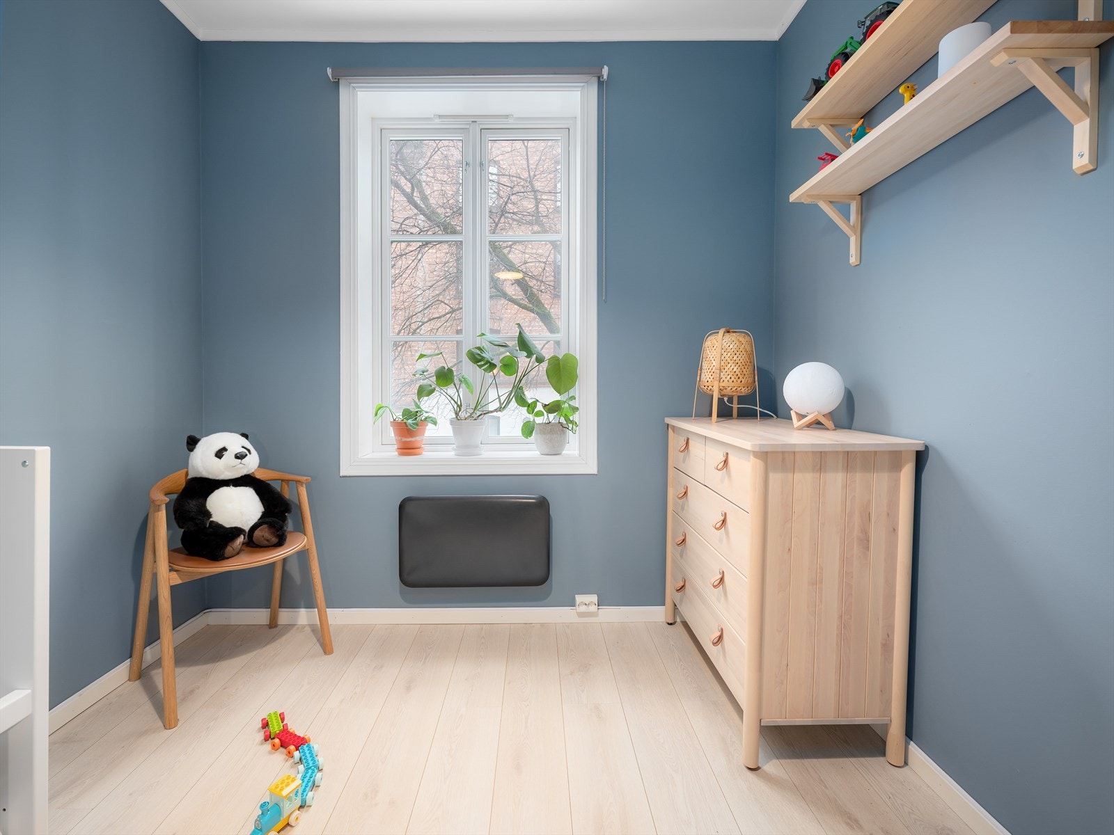 Dette soverommet vender også ut mot enveiskjørt gate så her sover liten og stor godt igjennom natten. Galleribilde