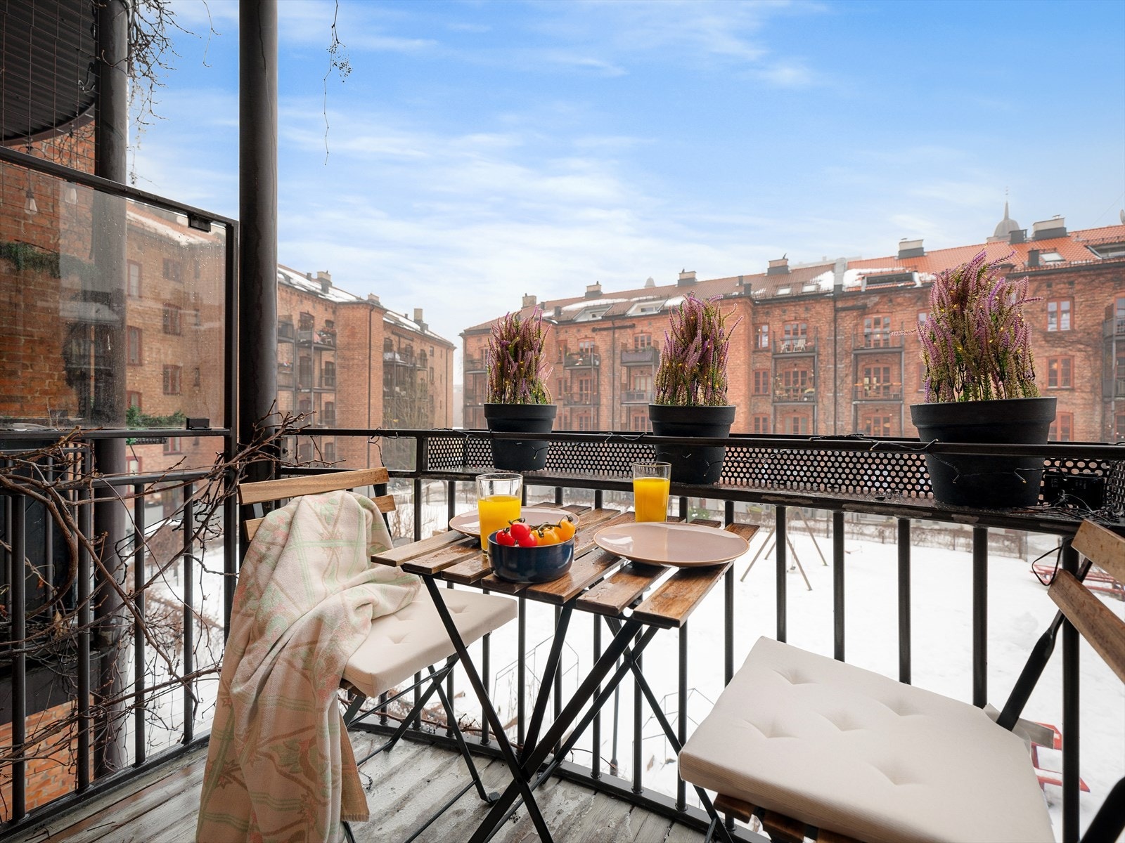 Du kan enkelt innrede med hyggelig utemøblement. Det er også plass til gassgrill som er lov å benytte. Galleribilde