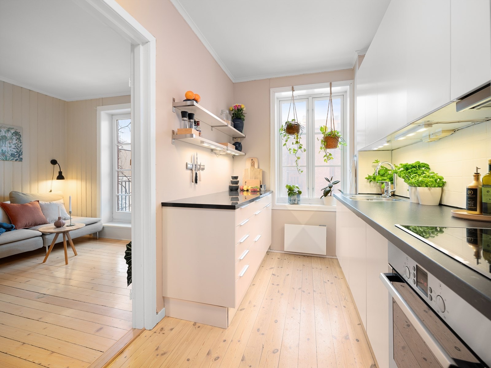 Stort kjøkken som har gode arbeidsflater, og rikelig med oppbevaring. Galleribilde