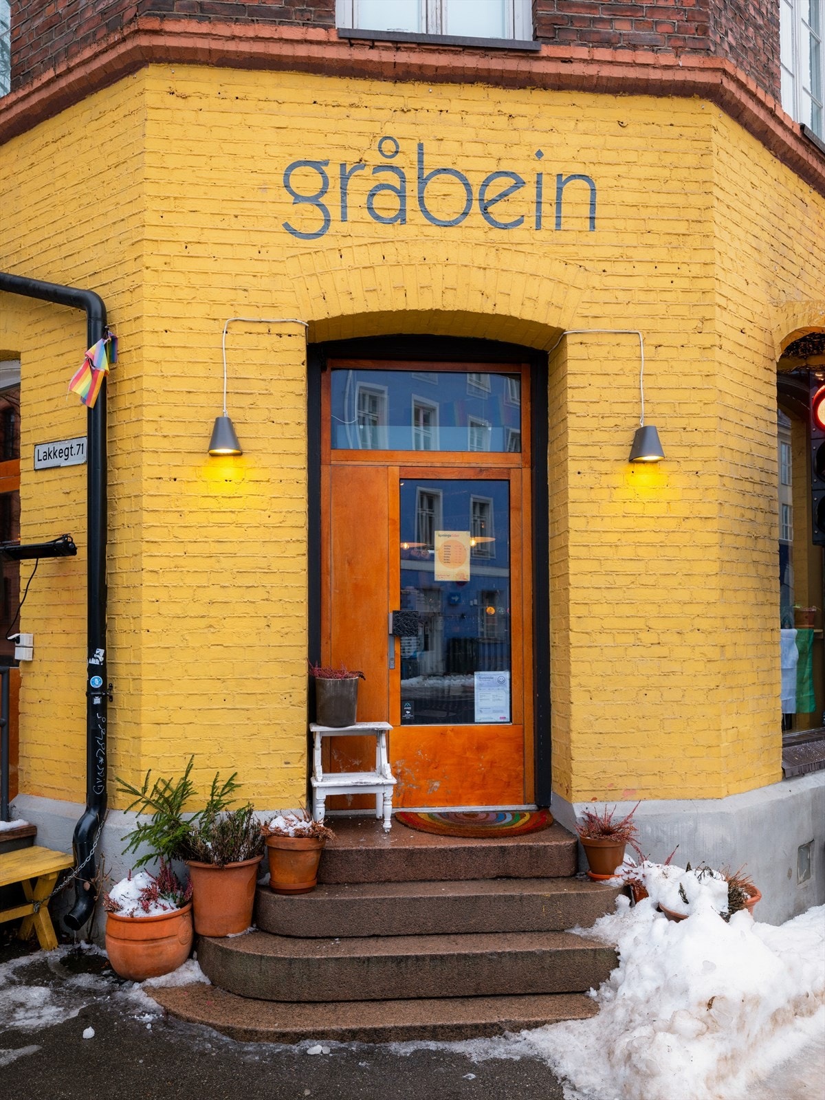 Gråbein kaffe ligger på hjørnet av bygården og er en svært populær for beboerne. Galleribilde