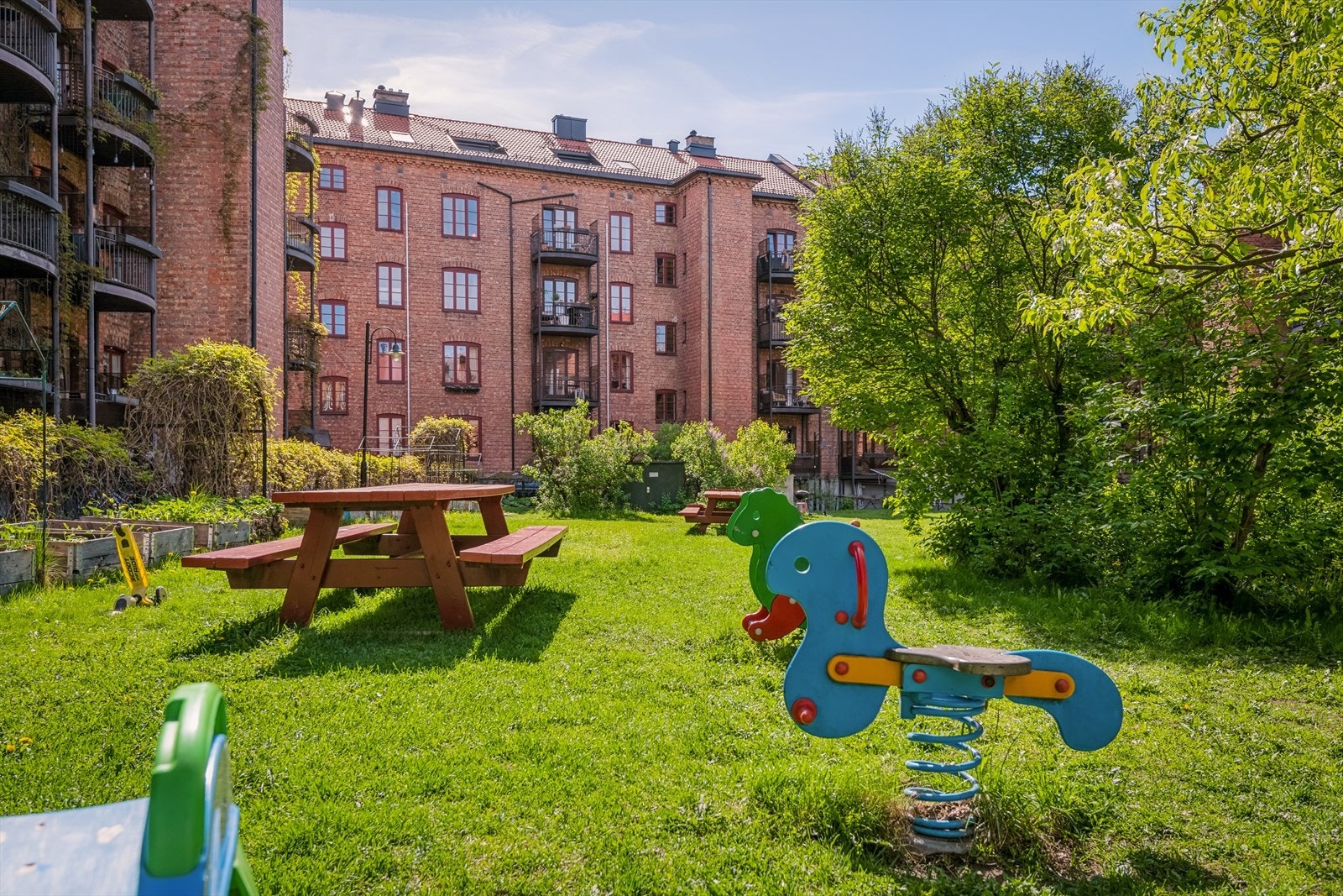 Den er pent opparbeidet og har flere sittegrupper til disposisjon. Galleribilde