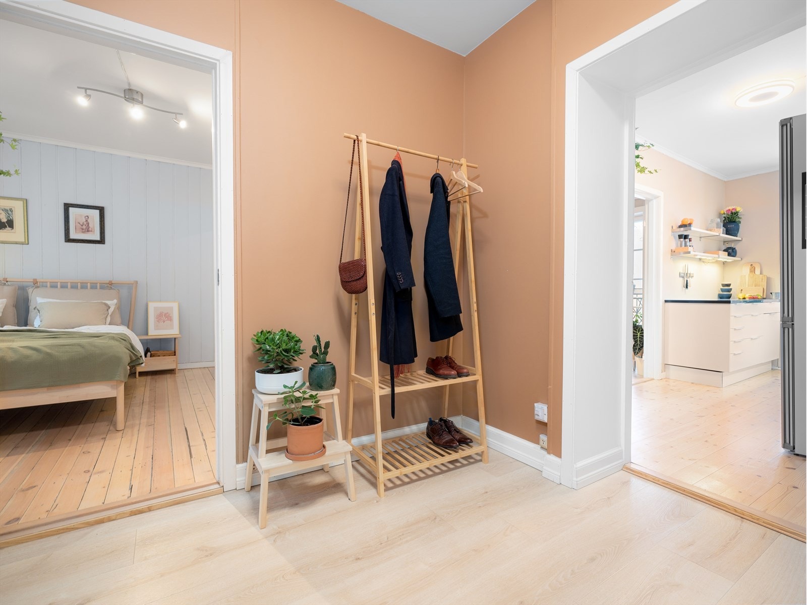Velkommen inn i din nye leilighet. I gangen er det muligheter for å henge fra seg jakker og sette fra seg sko. Det er også mulig å sette opp garderobeskap om ønskelig. Galleribilde