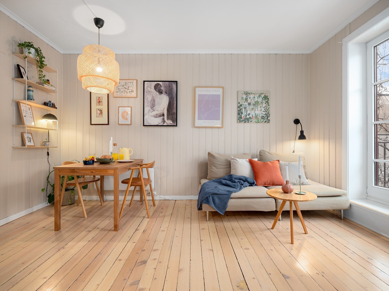 Stuen har godt med plass til både spisebord og sofa. Galleribilde