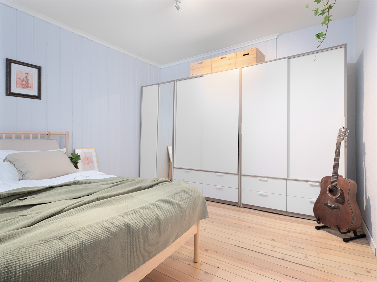Her er det rikelig med plass til stor garderobe uten at det går utover rommets størrelse. Galleribilde