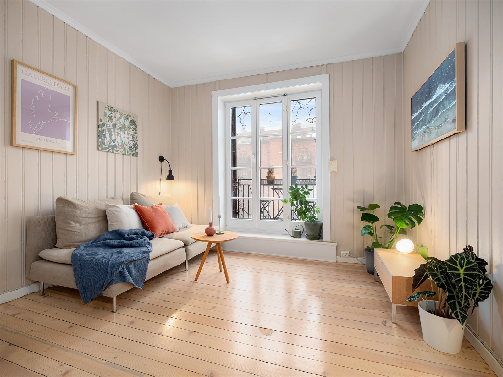 Velkommen til poppulære Gråbeinskvartalet. Her finner vi en rålekker 3-roms med masse sjarm, originale tregulv, to gode soverom og nydelig bad fra 2020. Galleribilde