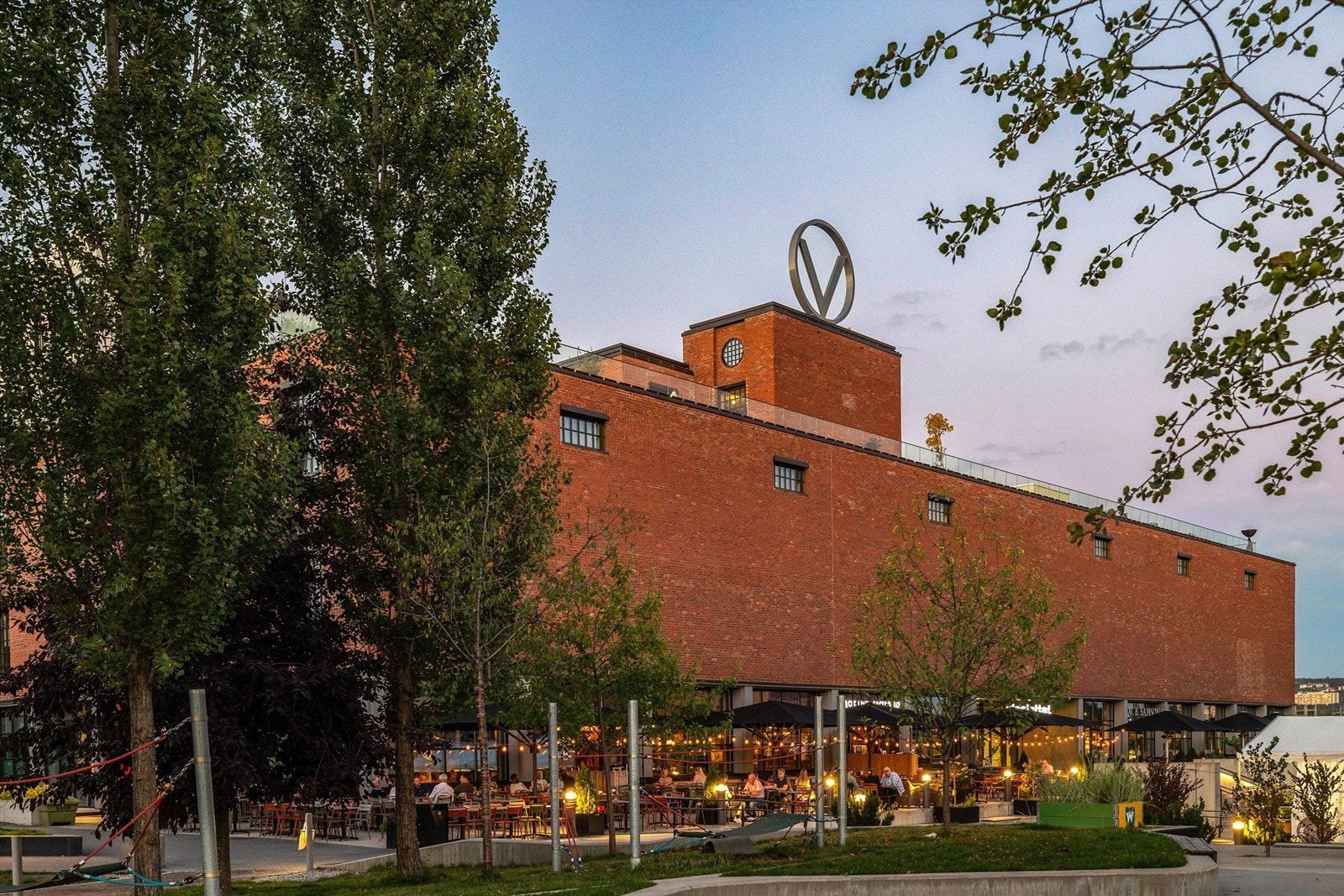 Alt av butikker og servicetilbud rett i nærheten. Her i form av Vinslottet som byr på alt fra gastropub, møbelbutikker til frisør. Galleribilde