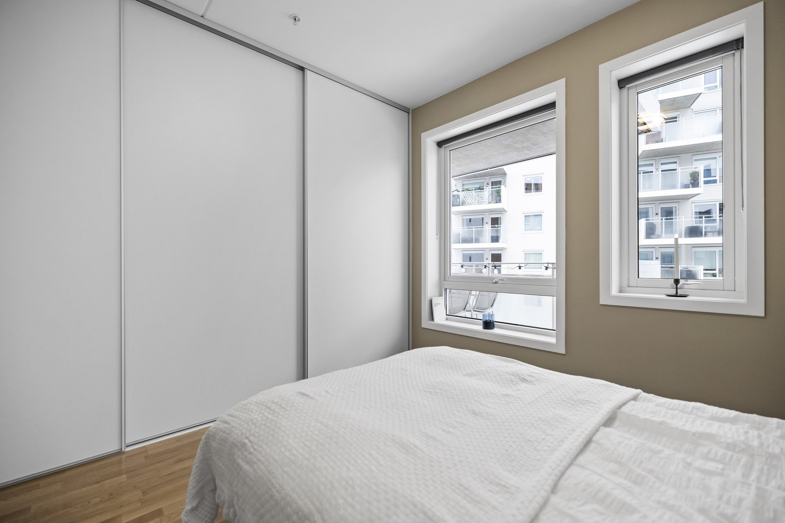 Inngang via skyvedører til bod/garderobeskap med mye lagringsplass. Galleribilde