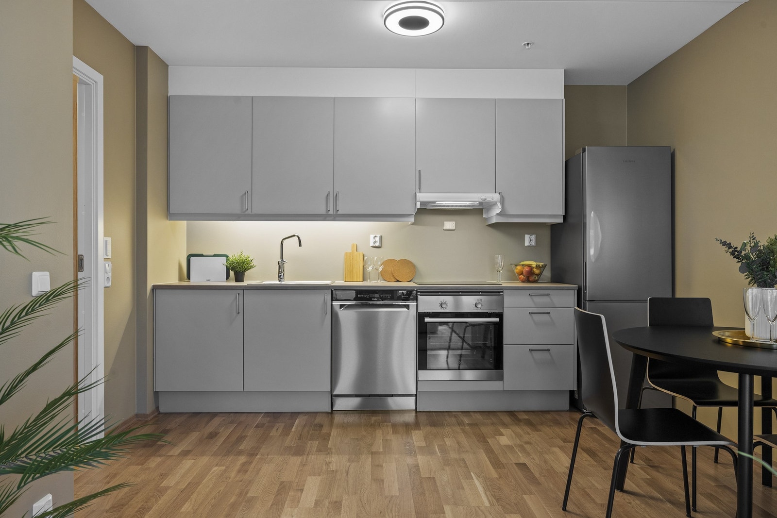 Pen Sigdal kjøkkeninnredning. Hvitevarer medfølger. Galleribilde