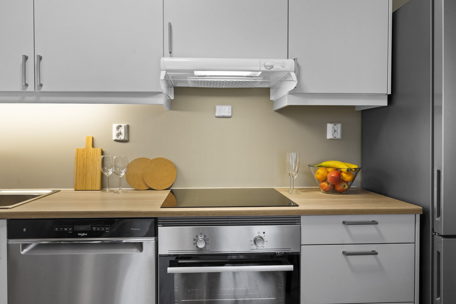 Balansert ventilasjon, hvor matos føres ut av bygget. Kjøkkenet har lekkasjestopper og komfyrvakt. Galleribilde