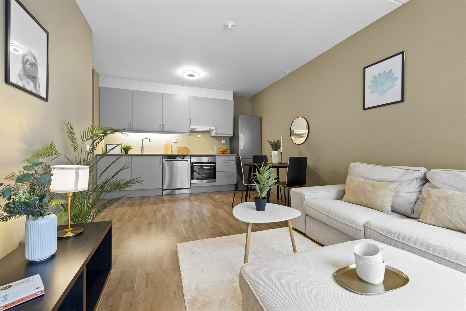 Stue med store vindusflater som slipper inn godt med lys. Plass til sofagruppe, tv-møblement, spisebord og spisestoler. Taklamper fra Phillips hue. Galleribilde