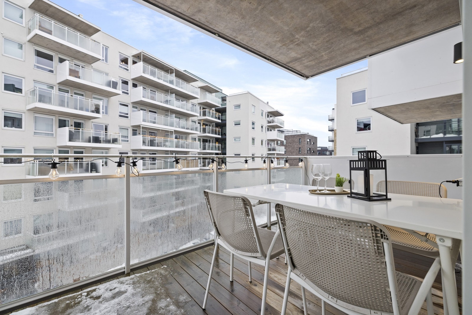 Østvendt, overbygget balkong på 8 m² vendt ut mot bakgård. Galleribilde