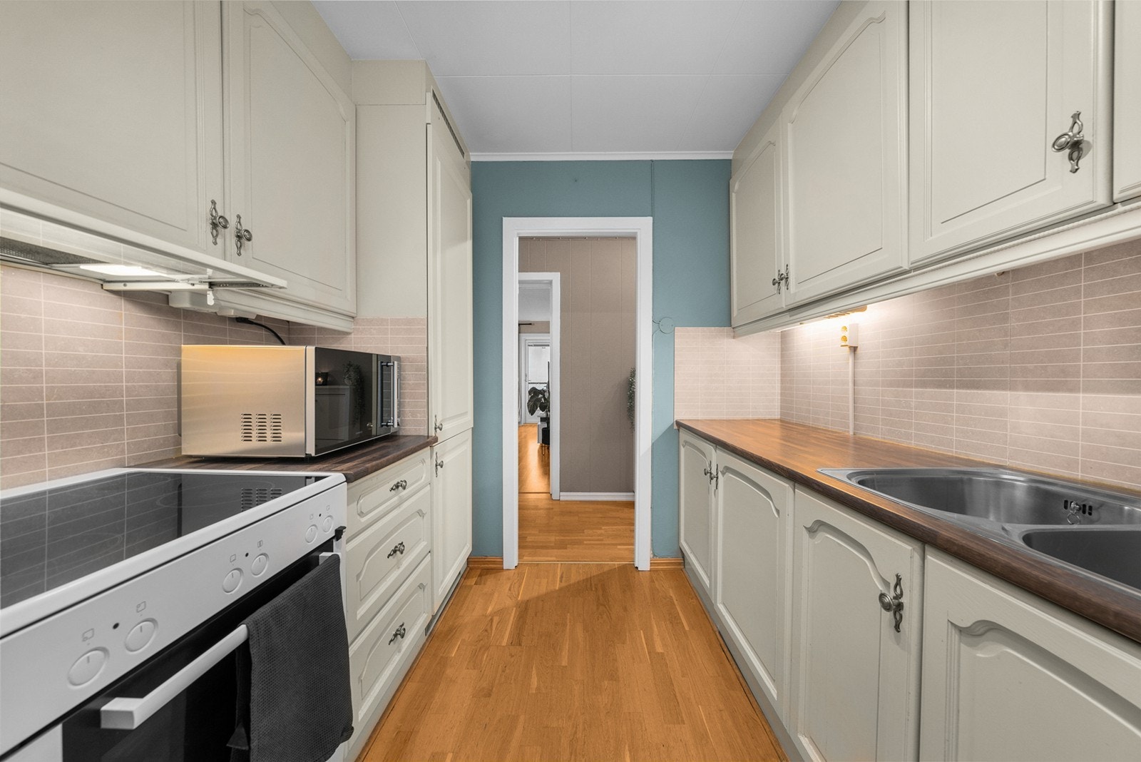 Det er rikelig med skapplass for oppbevaring av kjøkkenutstyr, mikrobølgeovn og annet ønsket inventar. Galleribilde