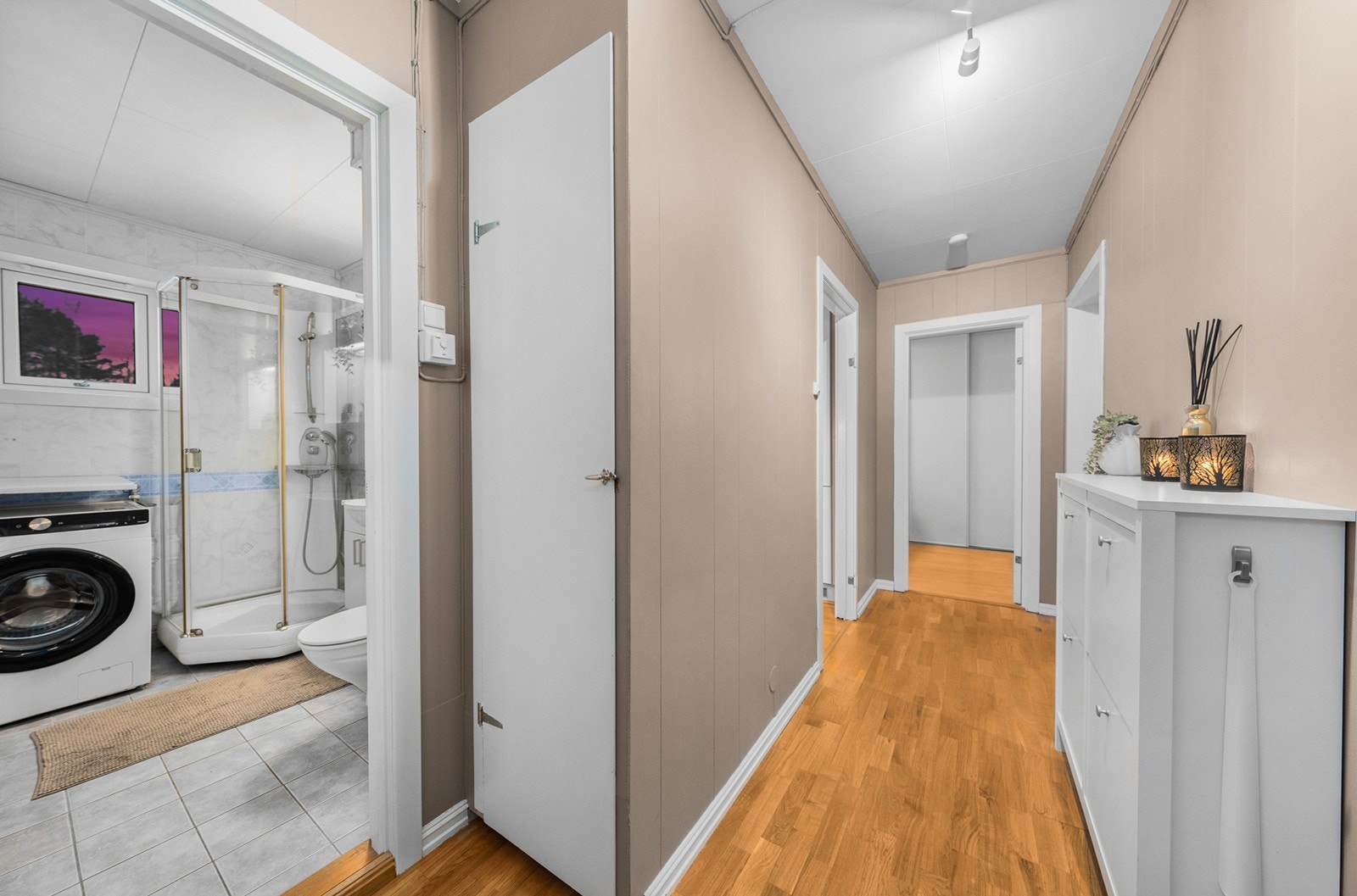 Fra entréen har du direkte adgang til boligens baderom. Galleribilde