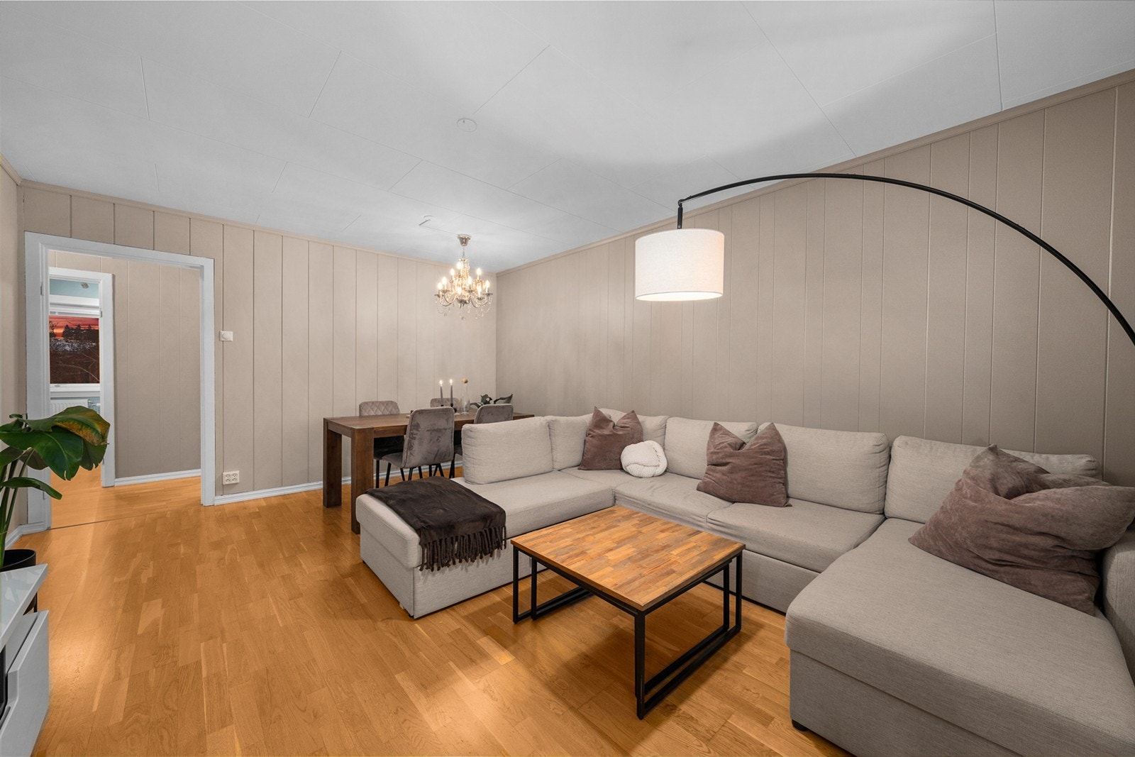 Luftig og lys stue med store vindusflater som slipper inn rikelig med naturlig lys. Rommet er lett å møblere og har god plass til sofagruppe og TV med tilhørende møblement, spisebord og annet ønsket interiør. Galleribilde