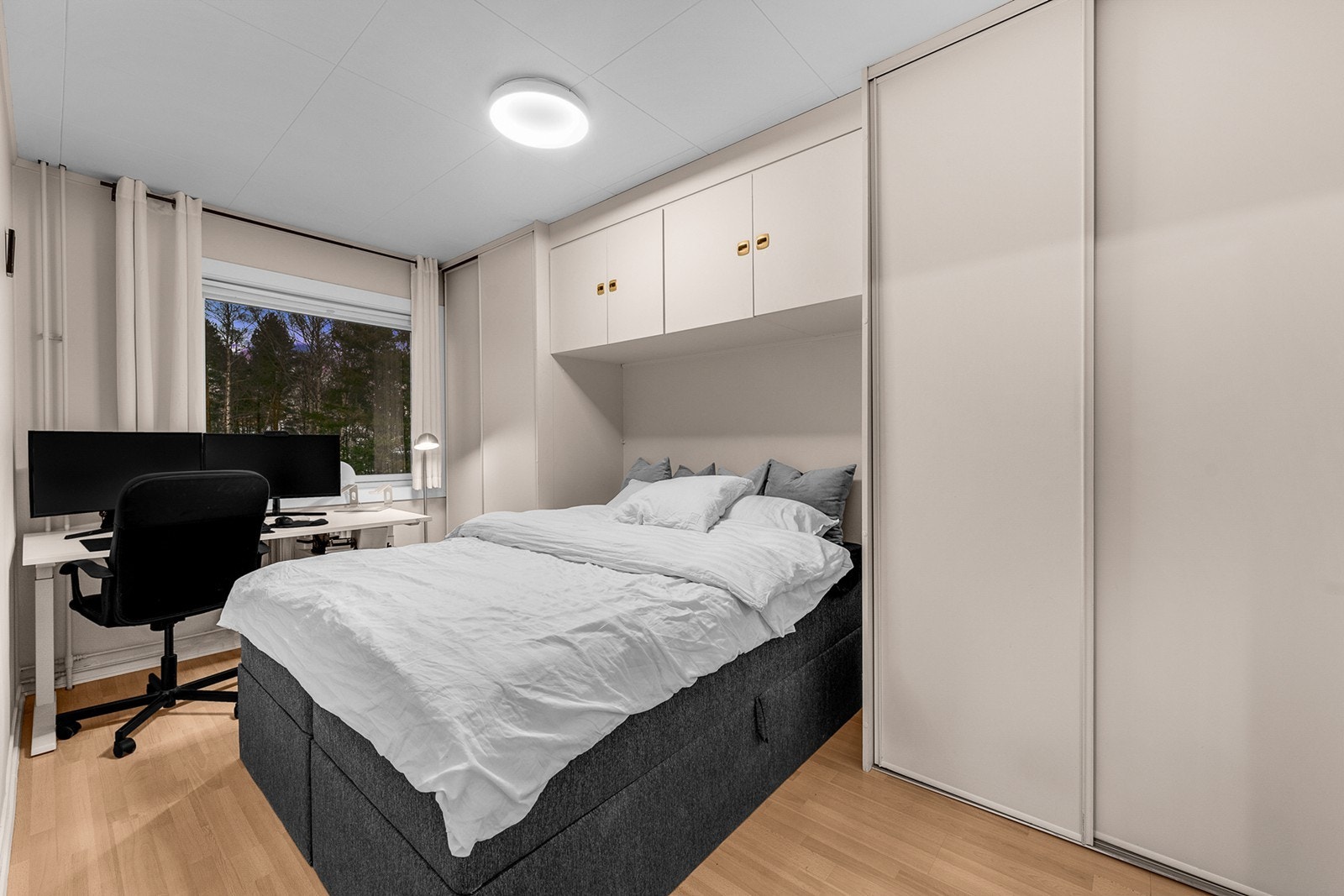 Romslig og lyst soverom med god plass til dobbeltseng med tilhørende nattbord og god plass til oppbevaring av klesartikler i praktisk garderobeskap. Galleribilde