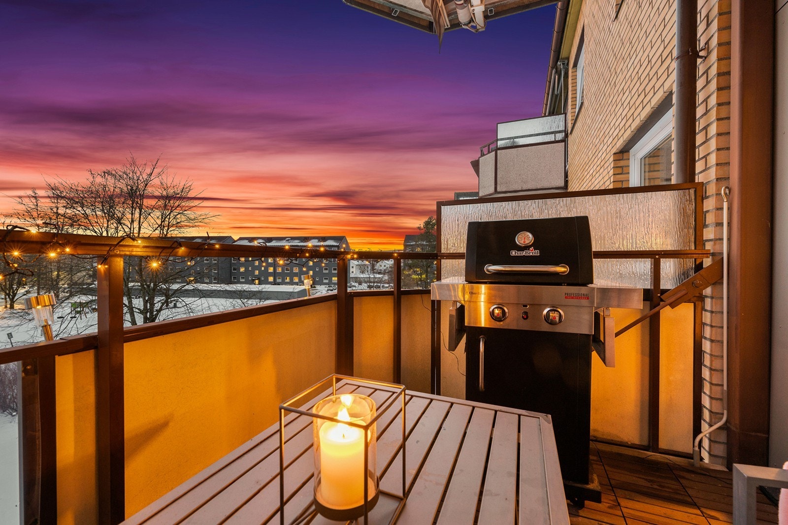 Balkongen byr på en høy og fri utsikt mot grønneområder. Galleribilde