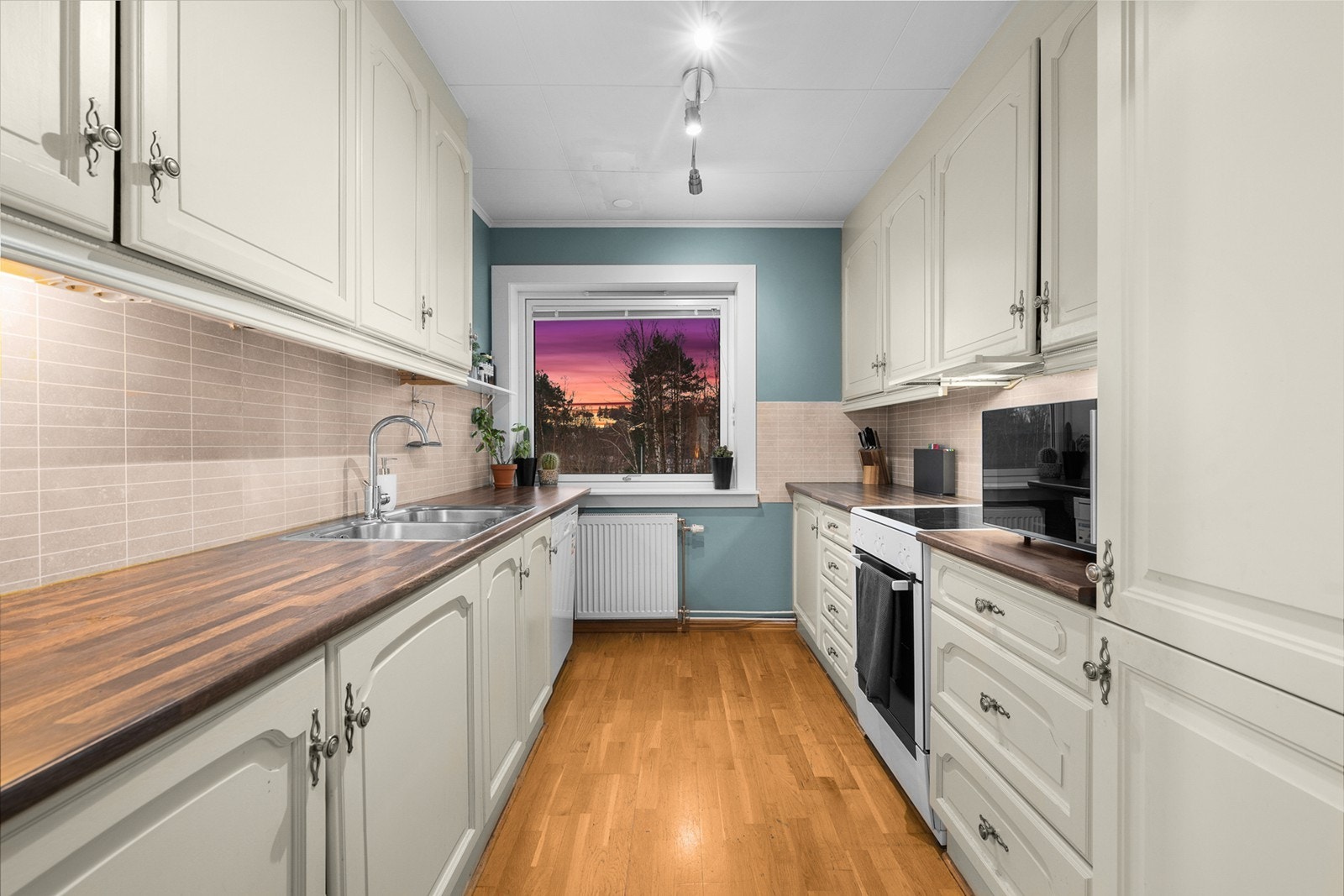 Praktisk, separat kjøkken med innredning som har profilerte fronter og laminert benkeplate. Galleribilde