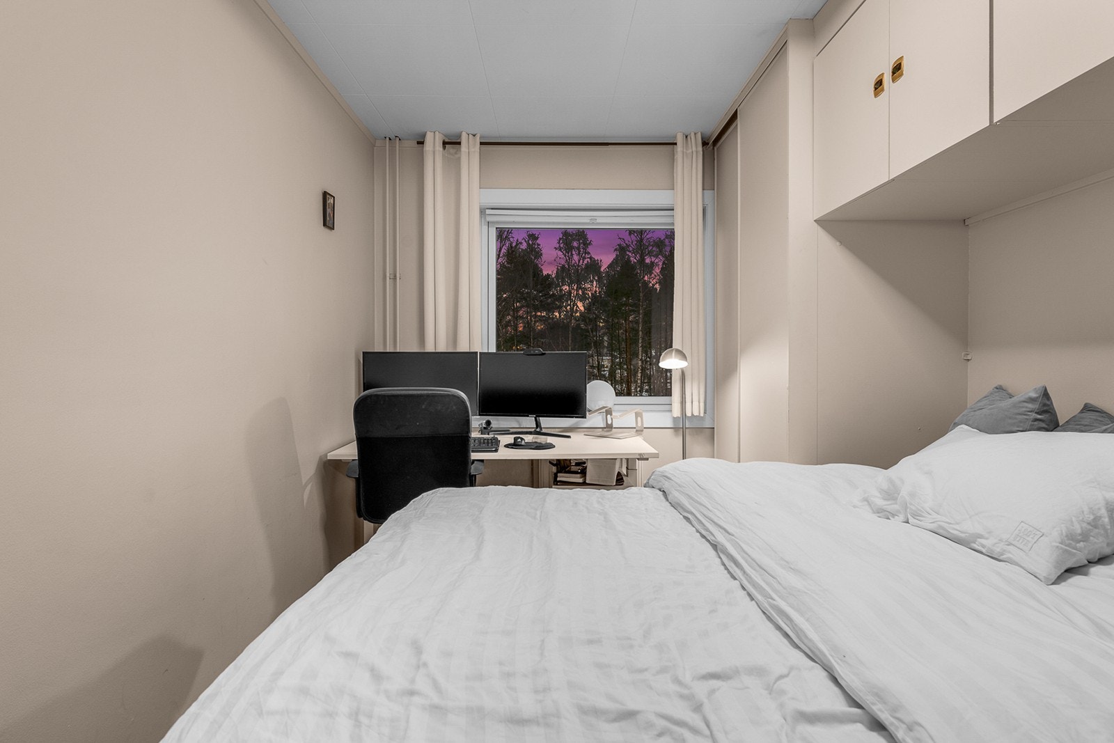 Soverommets vindusflater sørger for godt med lysinnslipp og gjør det enkelt å lufte ut. Galleribilde