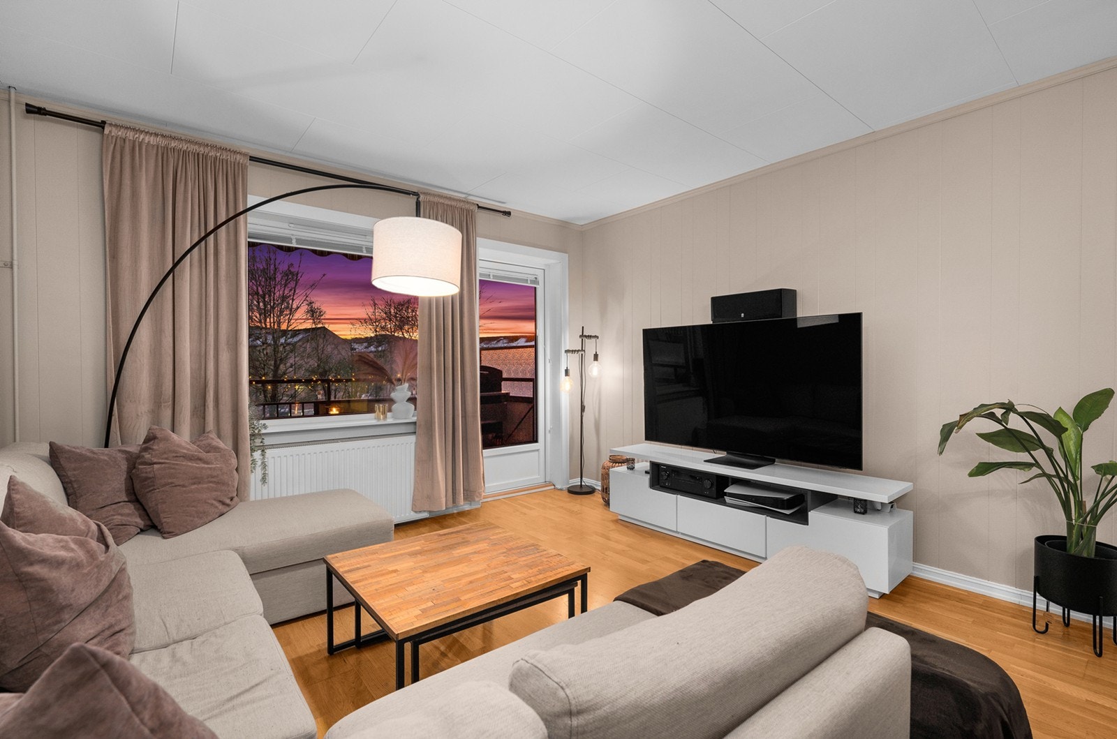 Leiligheten ligger sentralt til med nærhet til alt av byliv og sentrumstilbud innen gangavstand. Galleribilde