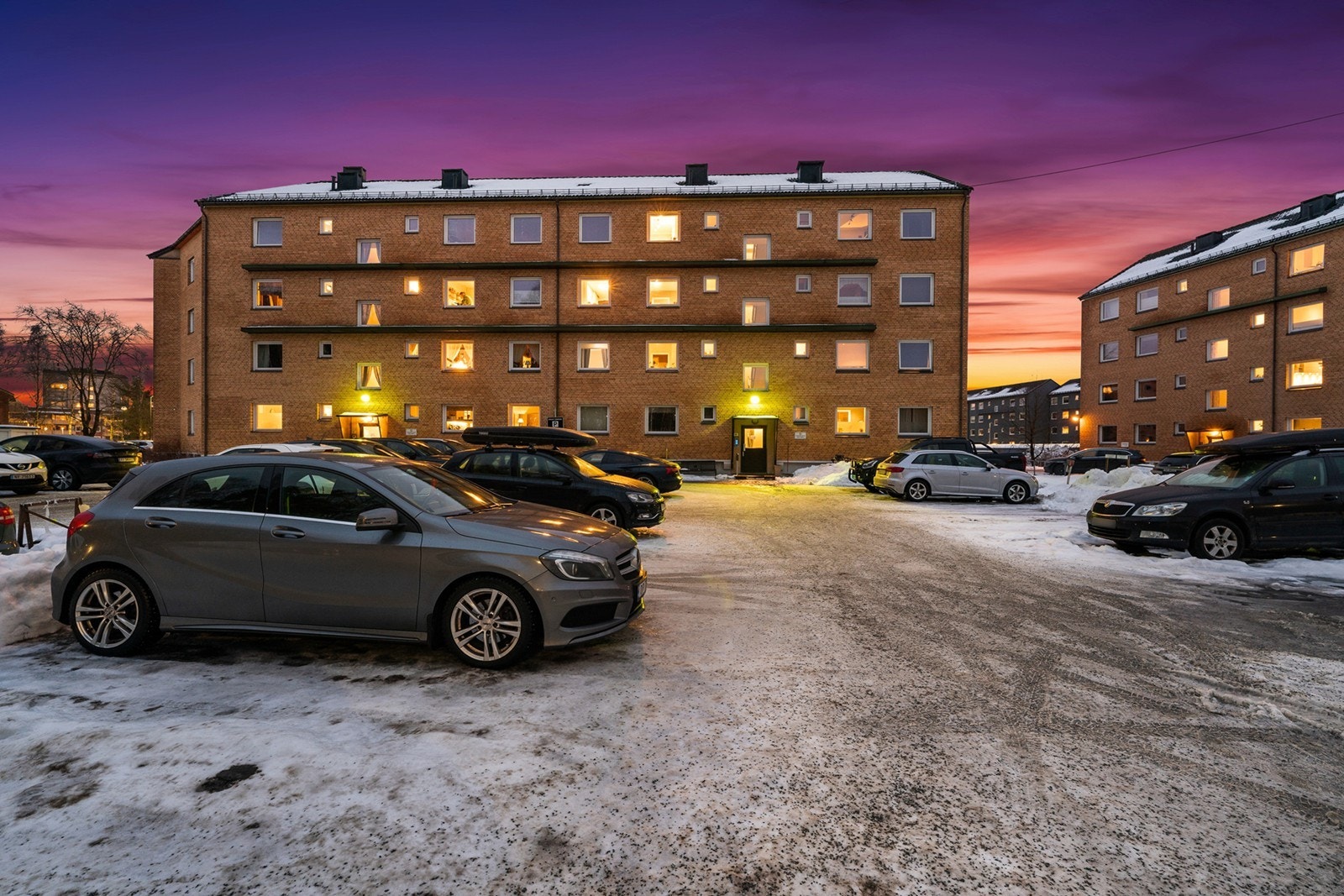 Det medfølger en parkeringsplass merket med "leil 48" foran inngangen. Galleribilde