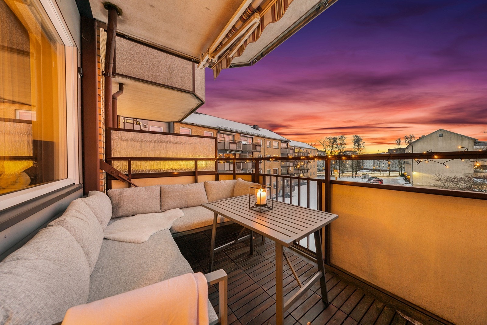 En herlig sydvendt balkong på ca. 7 kvm. Det er god plass til å innrede med utemøbler, planter og grill. Galleribilde