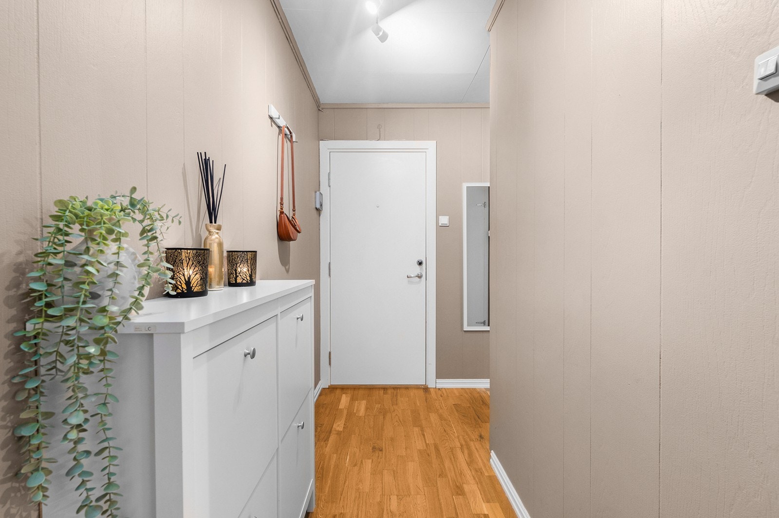 Lys og innbydende entré med god plass til oppbevaring av yttertøy og sko i innebygd garderobeskap. Galleribilde