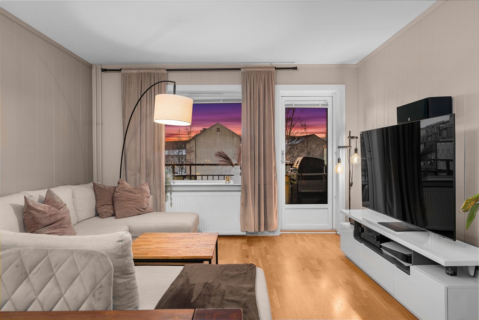 Leiligheten har store vindusflater og en herlig sydvendt balkong med direkte adgang fra stuen. Galleribilde