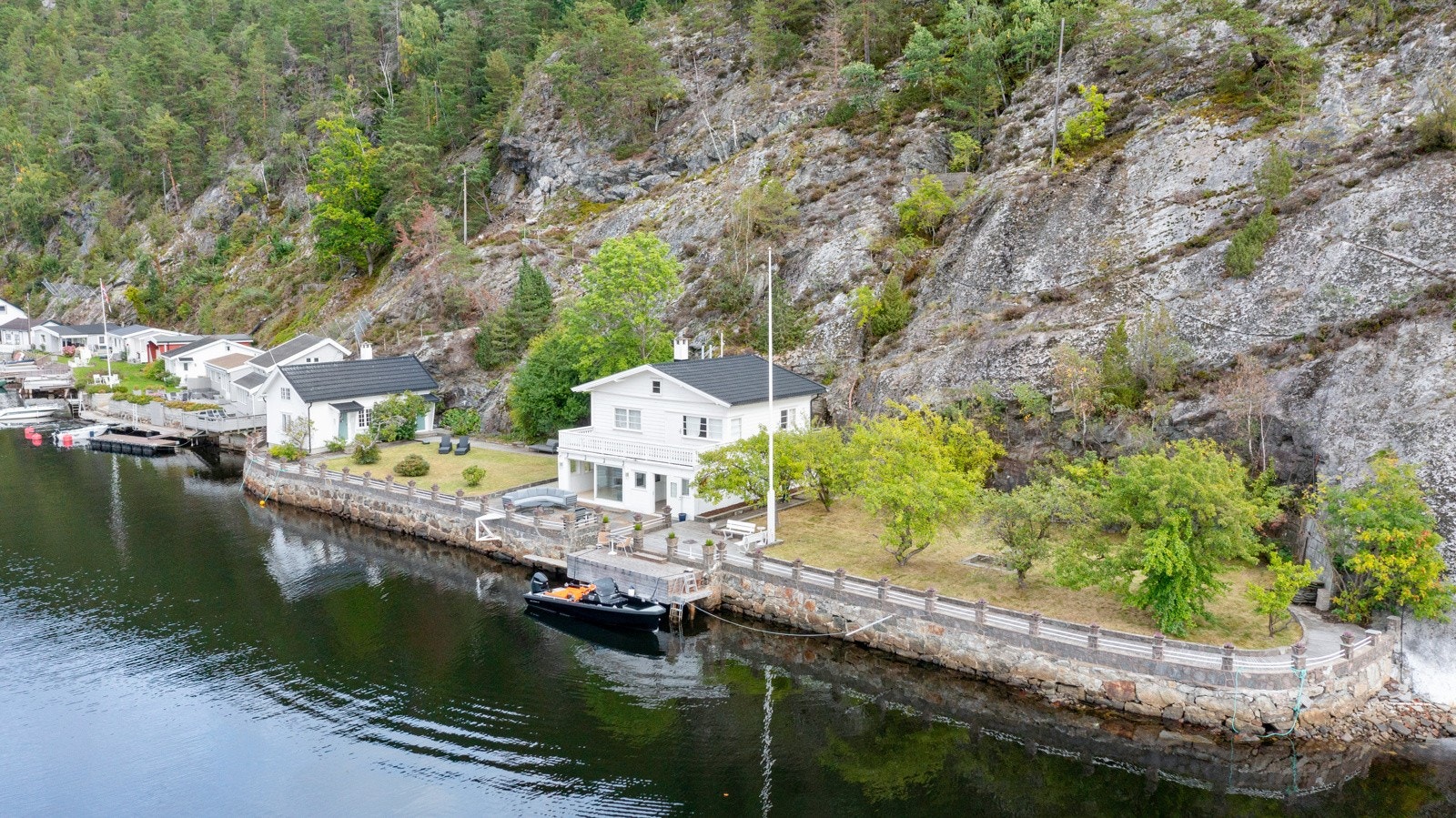 Eiendommen er på ca 3.073 kvm og består av gnr.1 og bnr.285 + 323. Galleribilde