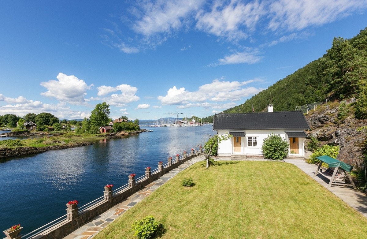 Sommerbilde fra eiendommen. Galleribilde