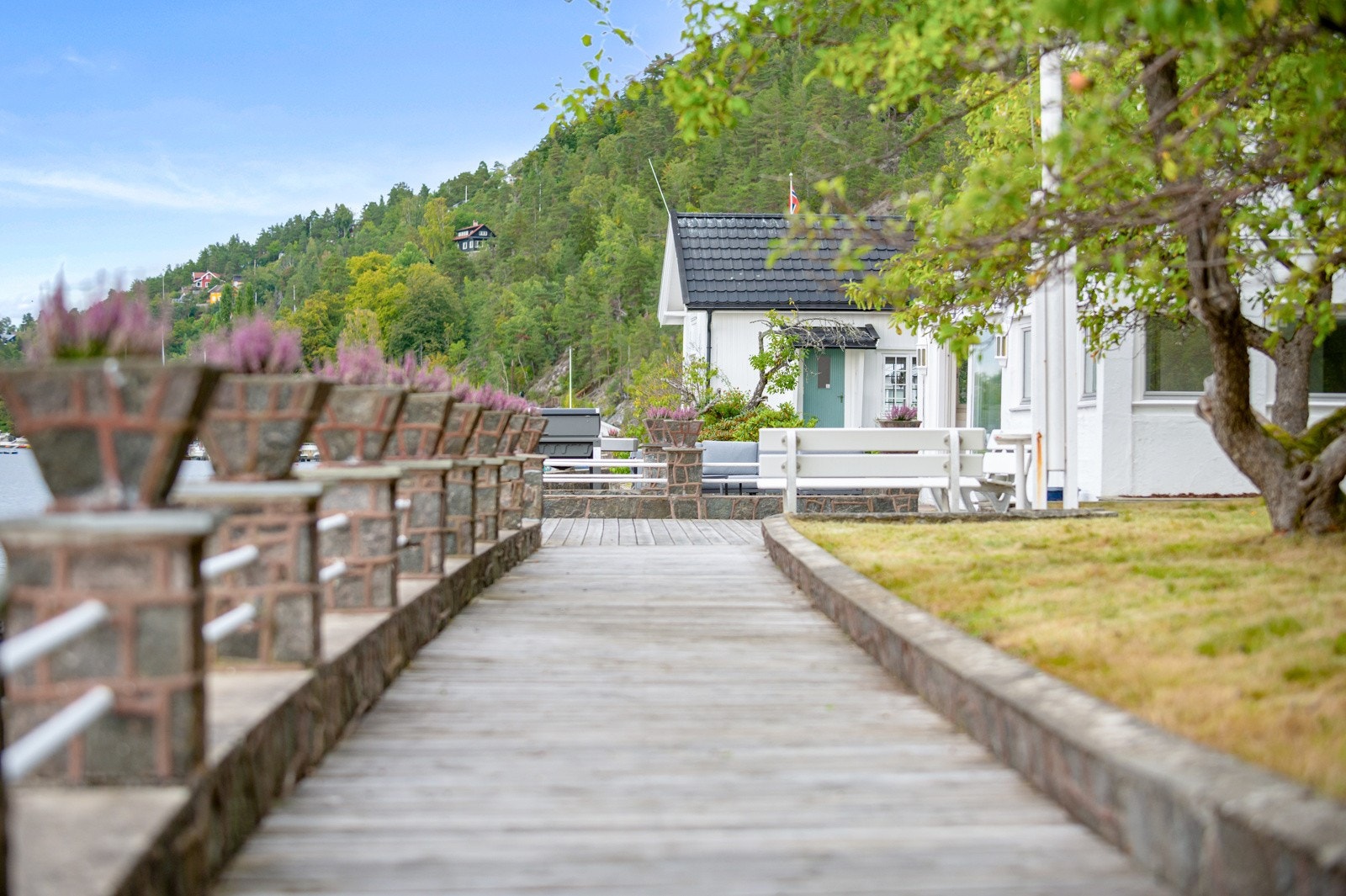 I bakgrunnen er annekset som sannsynligvis ble bygget for tjenerne på 30-tallet. Galleribilde