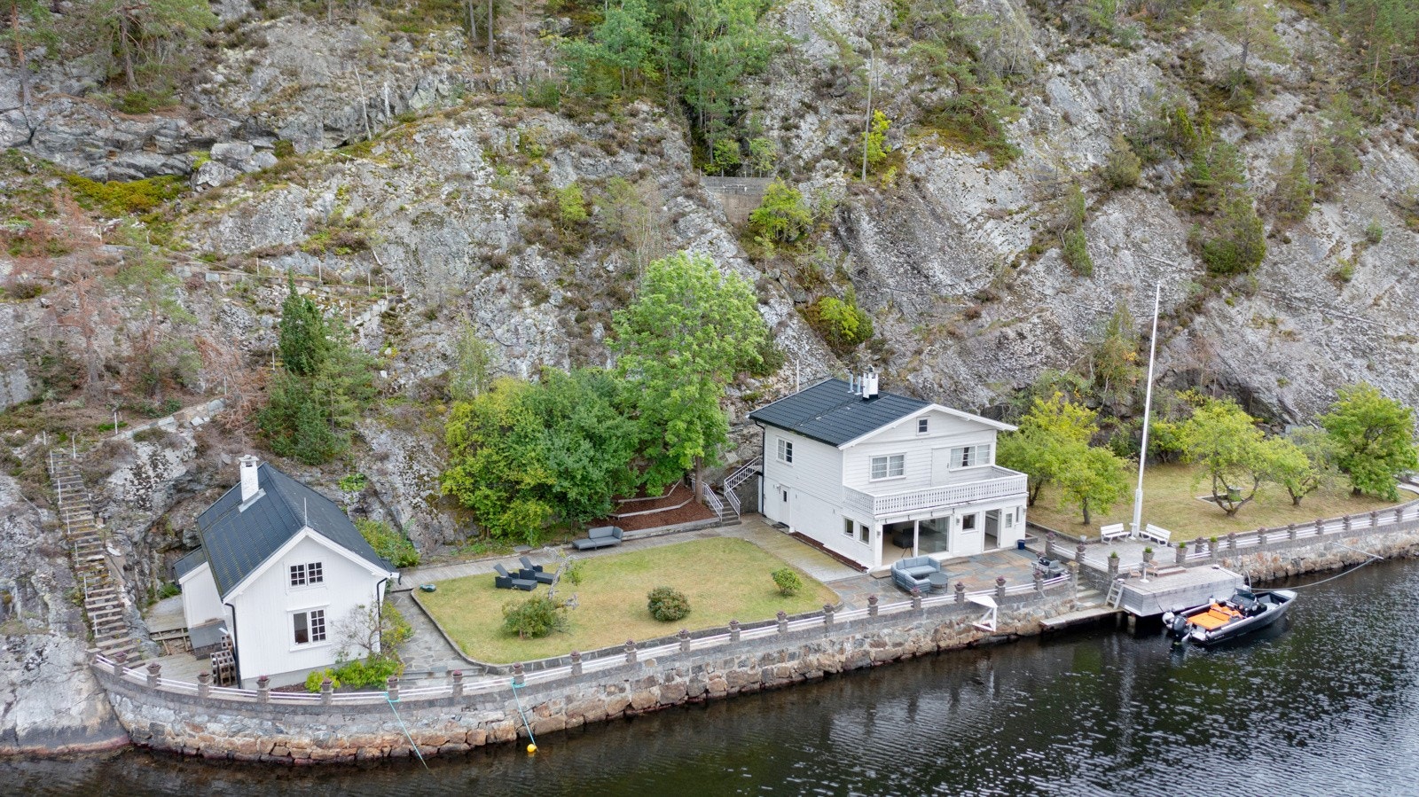 En usjenert og vakkert opparbeidet eiendom. Nåværende eier har betalt for å få innlagt vann/avløp til offentlig anlegg i 2023. Galleribilde