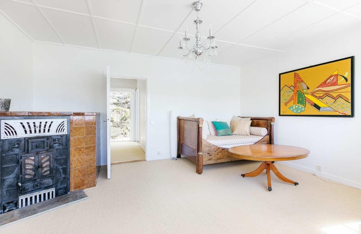 Hovedsoverommet var opprinnelig spisestue og har derfor en stor peis/kamin. Galleribilde