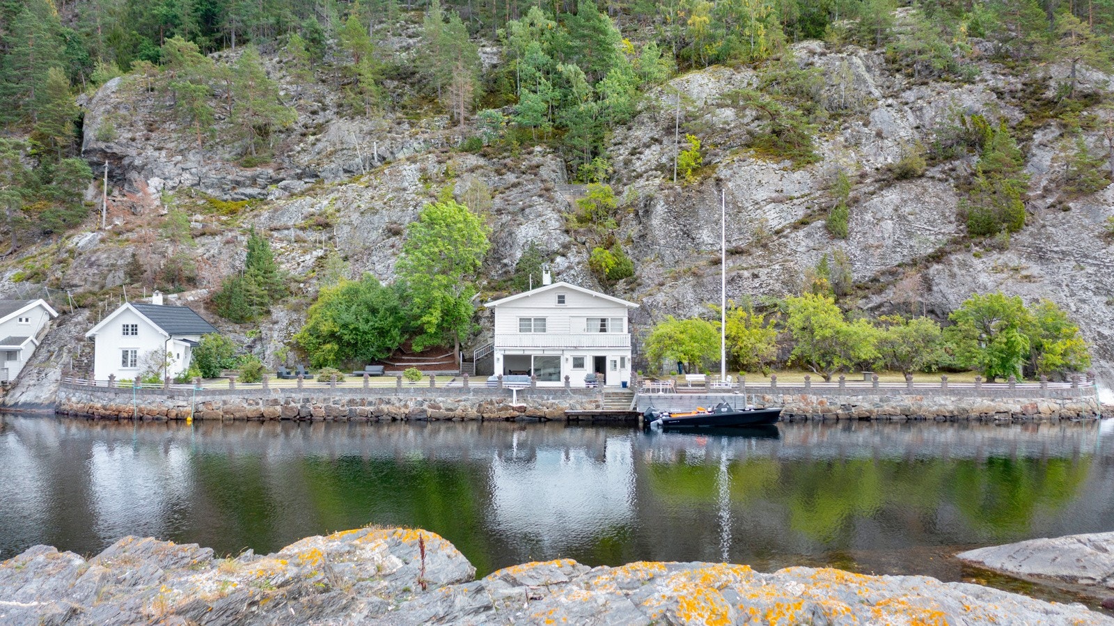 Eiendommen ligger i et smalt sund (derav navnet Smalsundet) med relativt dypt vann. Her kan man nyte båtlivet fra egen båt og se på de flotte båtene som glir forbi. Galleribilde