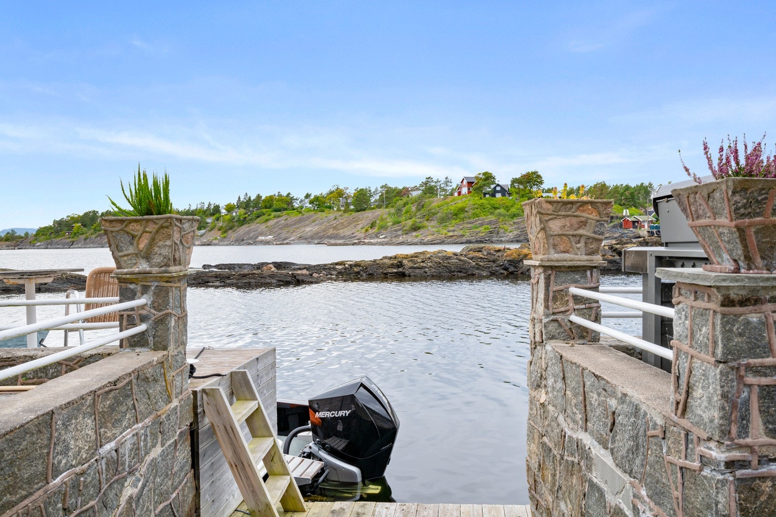 Egen brygge for båt og bading (oppgradert 2018 iflg tidligere eier). Galleribilde