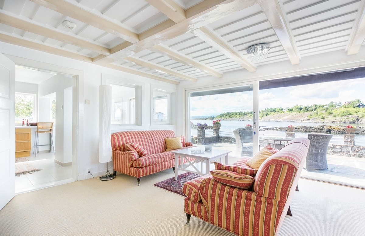 Fra stuen i hovedhuset er det store vinduer og nydelige lysforhold (foto tatt ved tidligere salg). Galleribilde