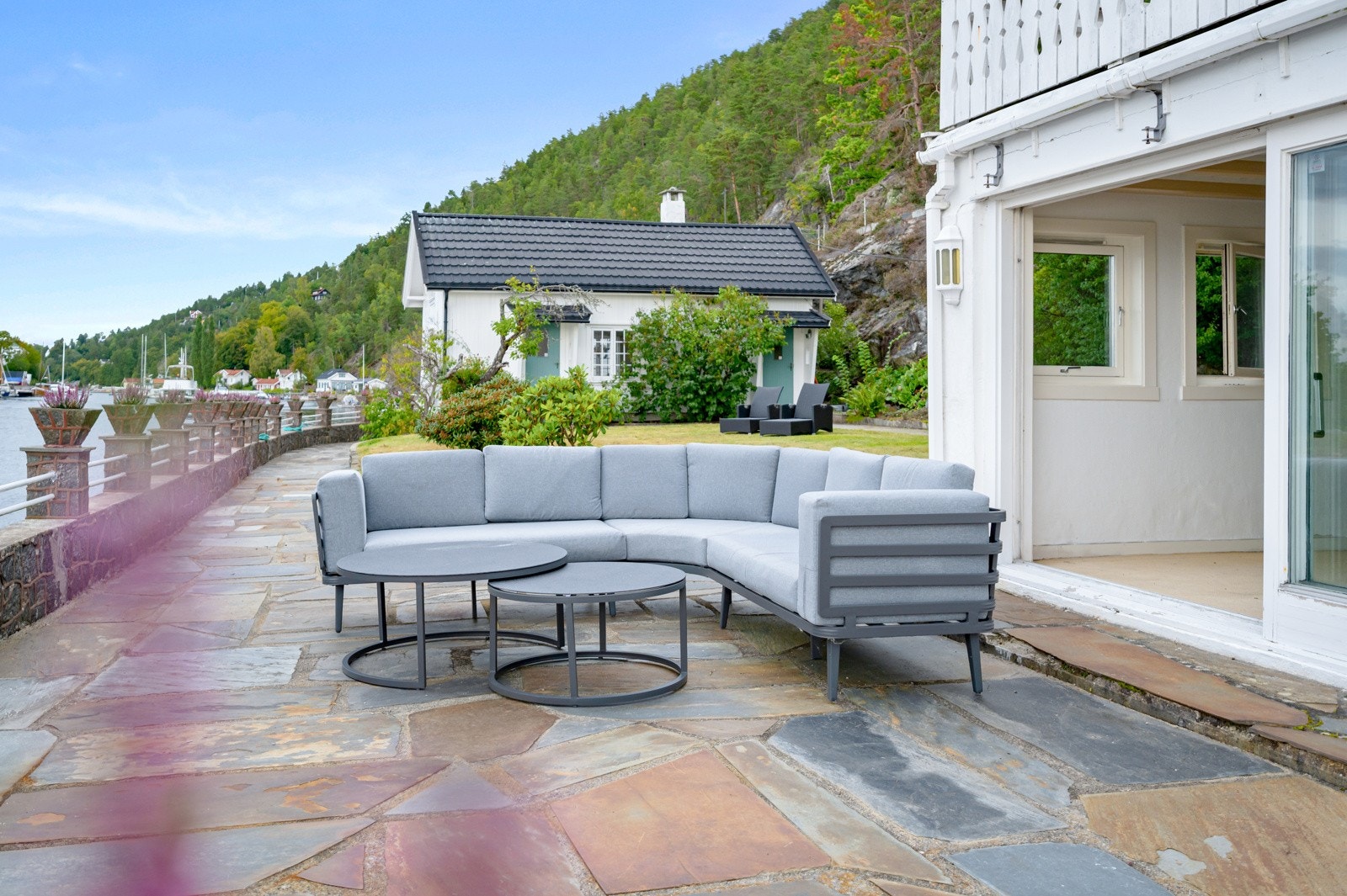 Stor uteplass foran hovedhuset. Galleribilde