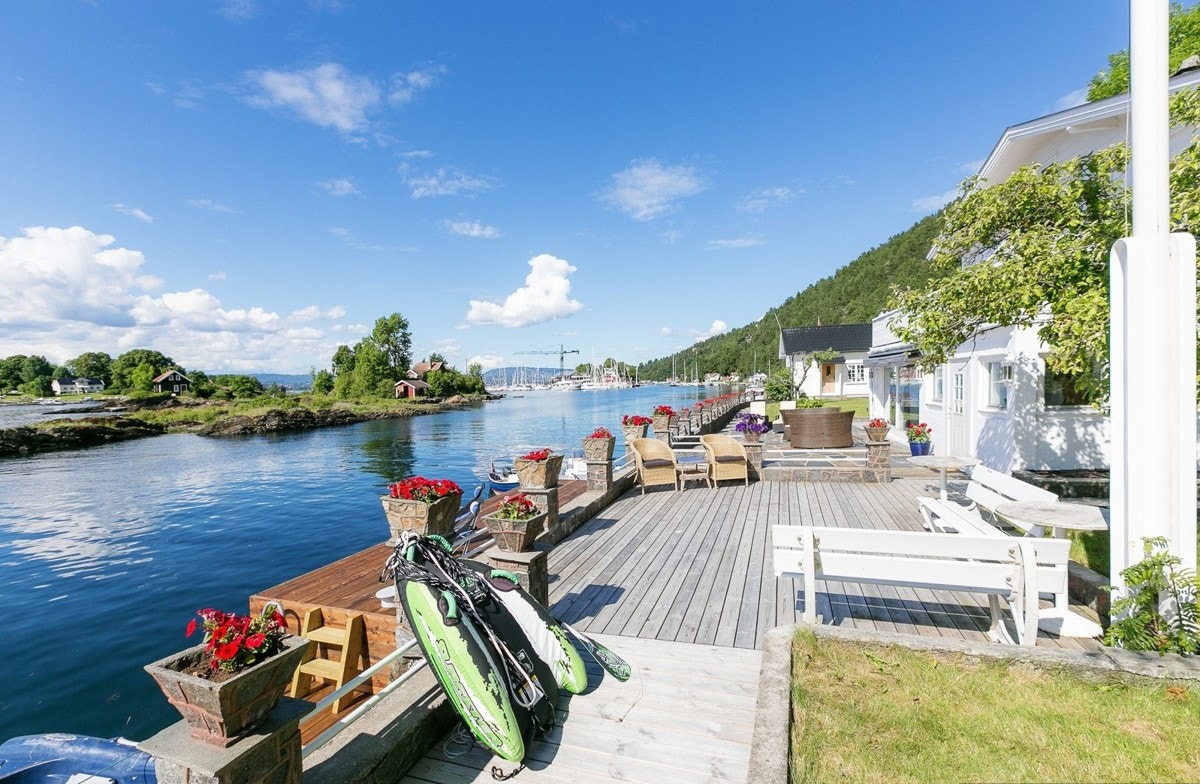 En sjelden perle av en eiendom i vannkanten i Smalsundet like sør for Kavringen! Galleribilde