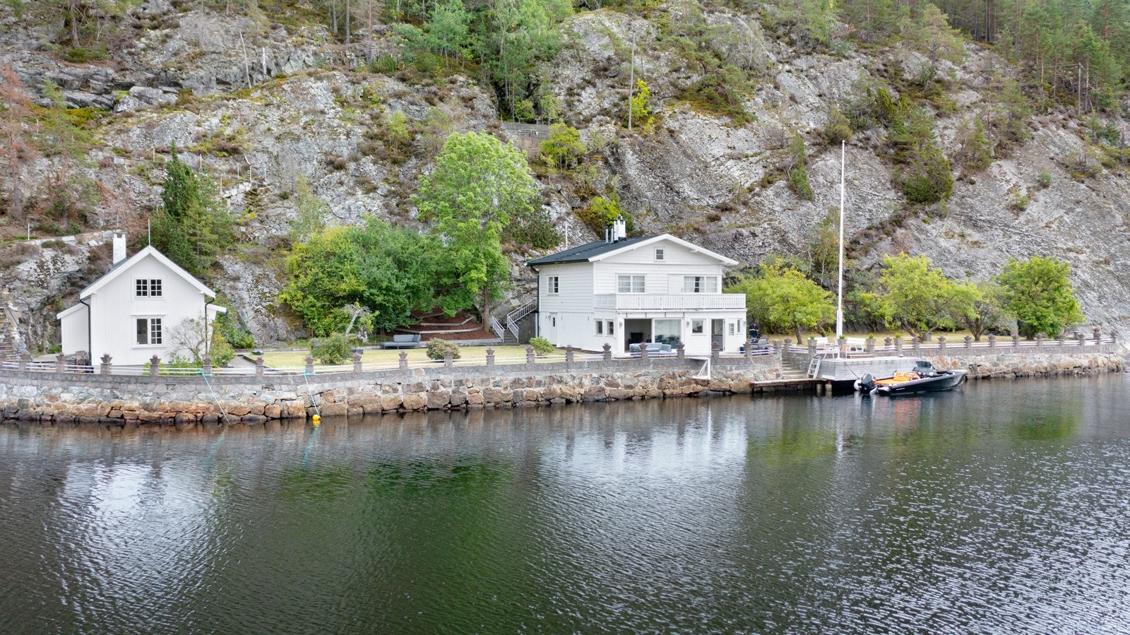 Eiendommen har to bygninger, et hovedhus med 4 gode soverom og utgang til stor terrasse, peisestue med stor vindusflate, bad og utgang til en herlig hage og skiferbelagt uteplass og et anneks. Galleribilde
