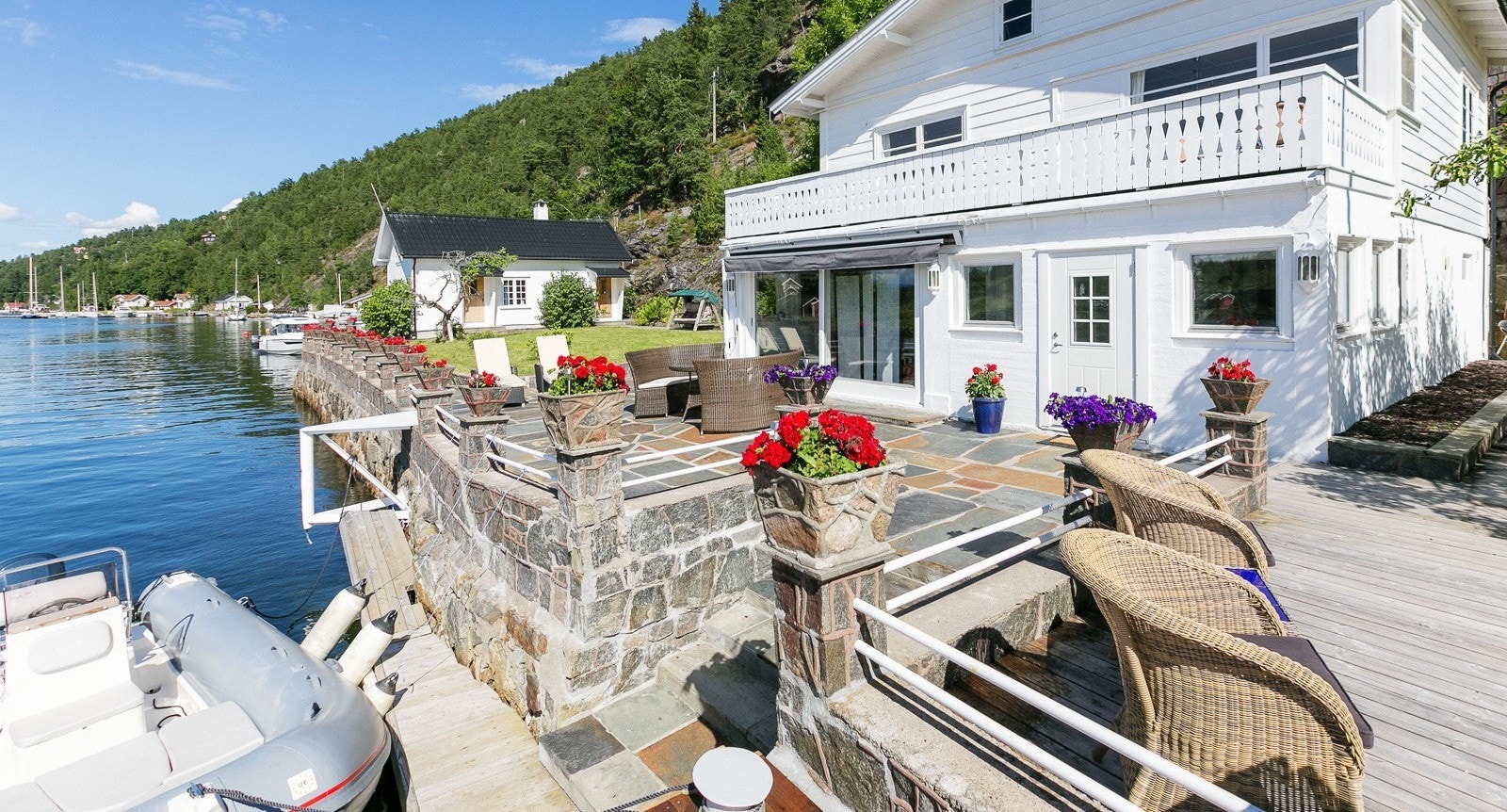 Sommerbilde fra eiendommen. Galleribilde