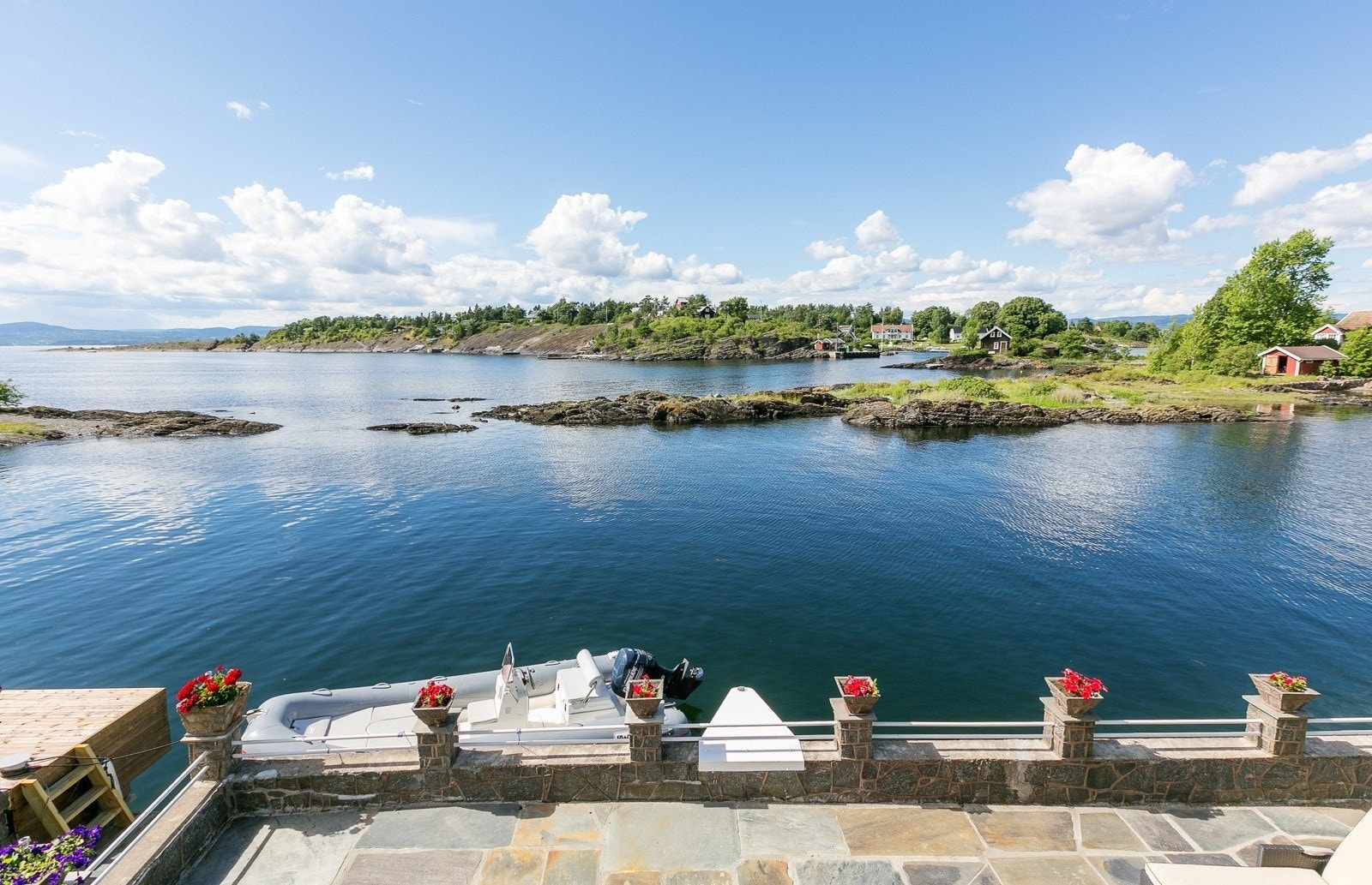 Sommerbilde fra eiendommen. Galleribilde