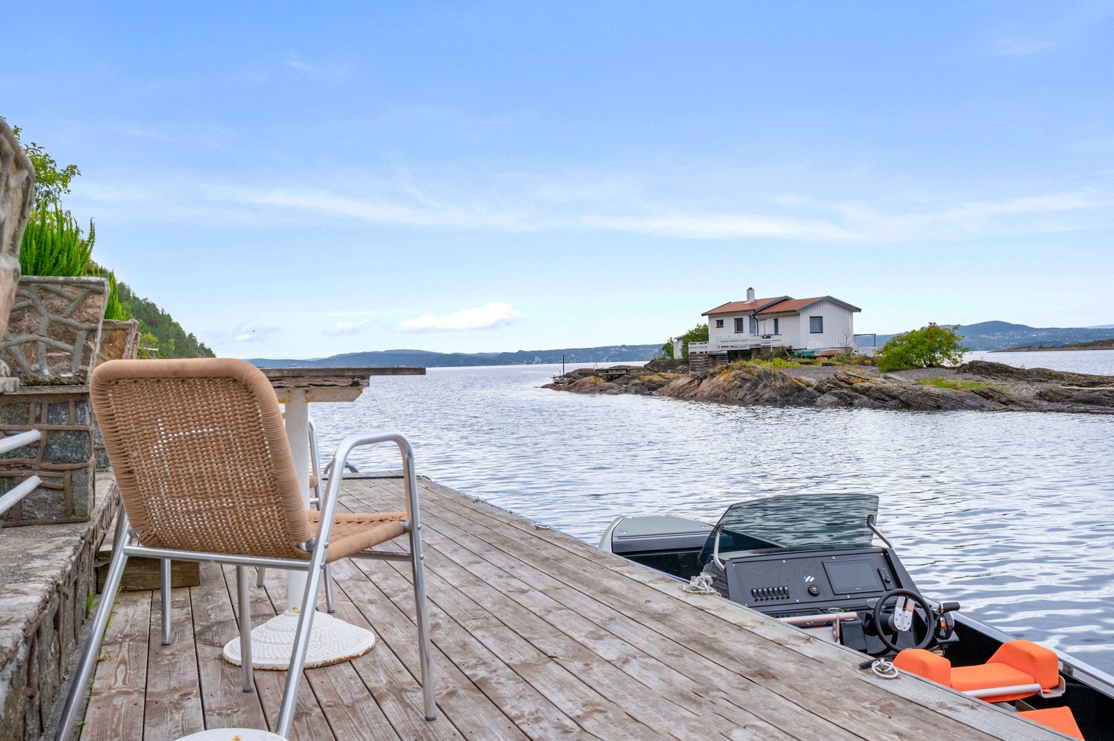 Til eiendommen kommer man seg med egen båt. Forholdsvis ca. 15 minutter fra Fornebu og fra Oslo havn - ca. 25 minutter. Galleribilde