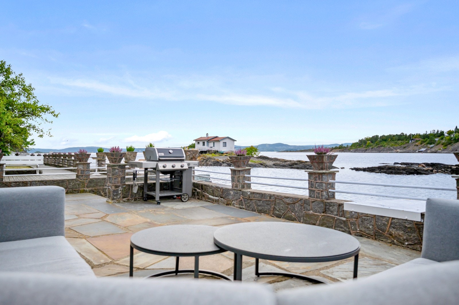 Fra eiendommen ser man mot Ildjernet, Smalsundet, Indre Oslofjord og Holmenkollen. Galleribilde