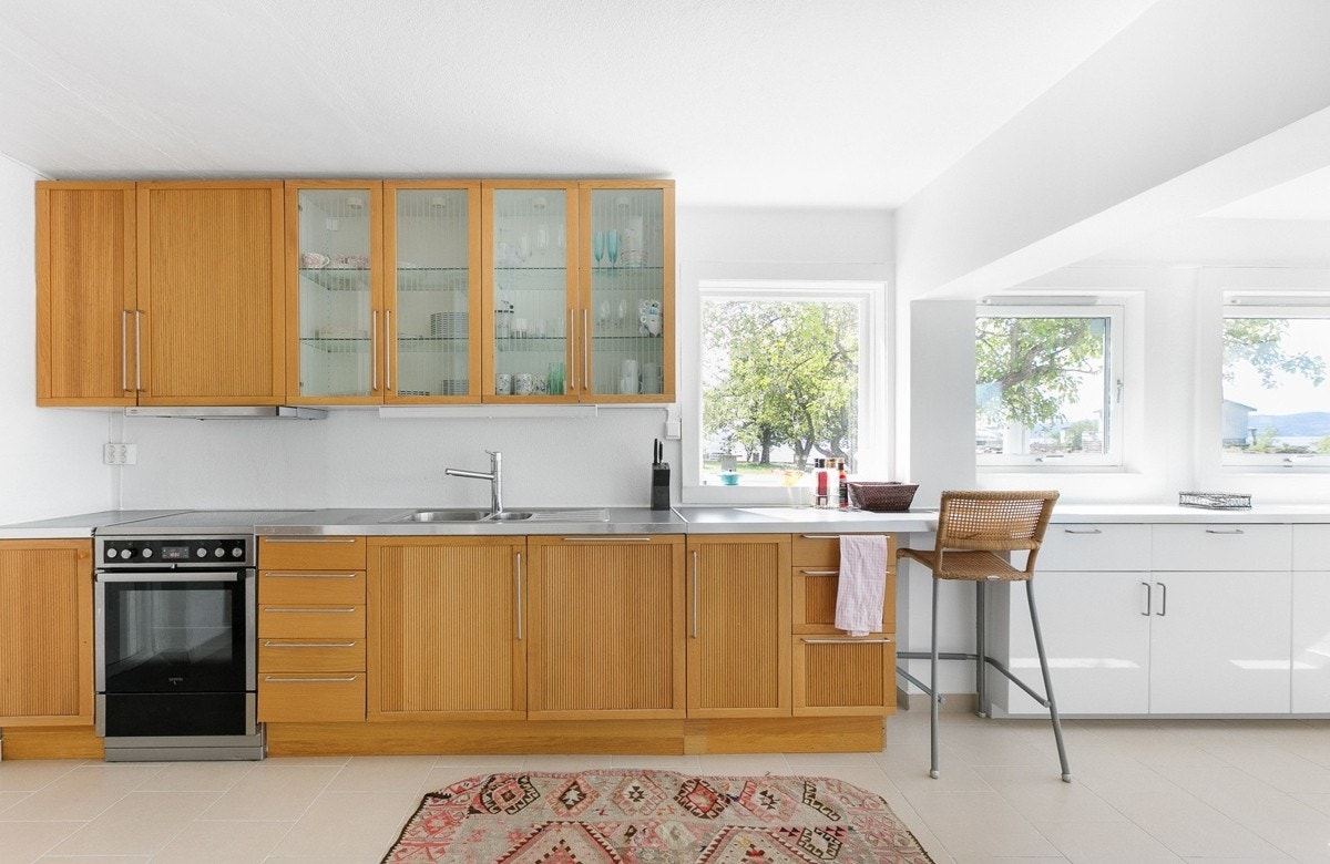 Kjøkkeninnredning fra ca 2013 med god skap- og benkeplass. Innredning med profilerte fronter av eik og benkeplate av laminat. Integrert i innredningen er ovn, platetop, oppvaskmaskin og kjøleskap/fryser. Ventilatoren er koblet til friluft. Galleribilde