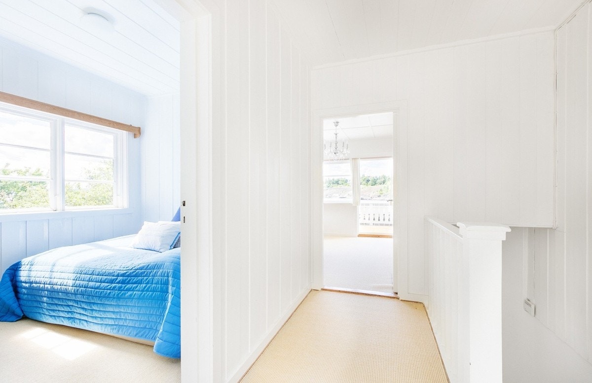 Soverom 4 og gang i 2.etg med utgang til en østvendt terrasse. Galleribilde