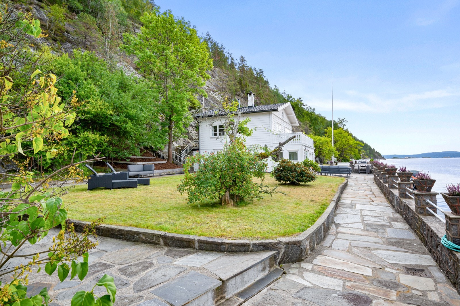 Byggingen av villa med uthus for herr inspektør Muskaug, byggeanmeldelse, tegninger og tillatelse fra 1936. Galleribilde