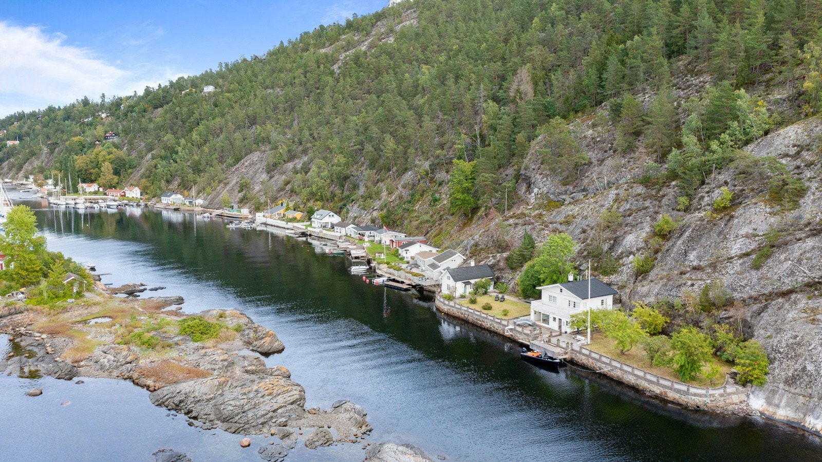 Det er kort vei til marinaen. Det går også hurtigbåt fra Aker brygge med stopp på Ildjernet, som ligger like over sundet for eiendommen. Galleribilde